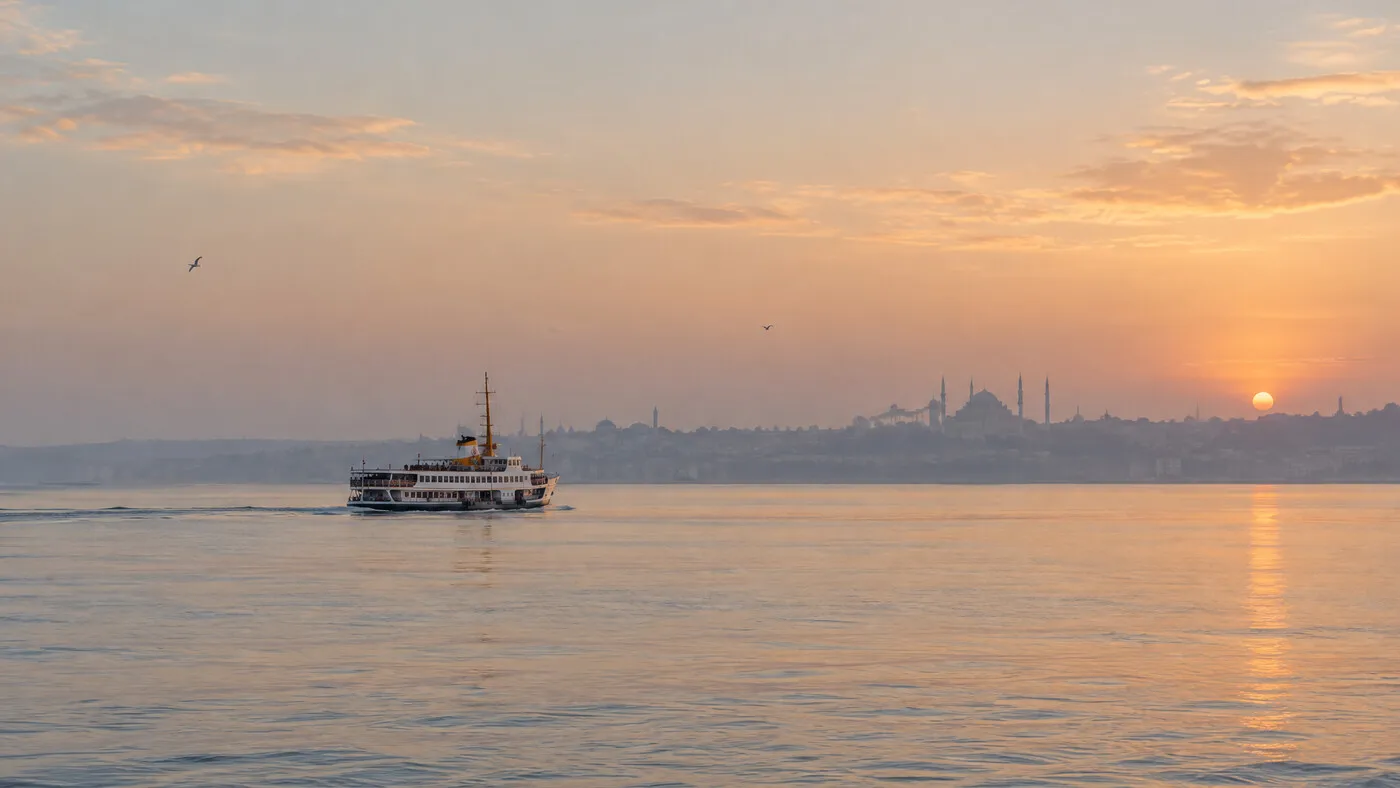 İstanbul’da sakin bir gün batımında huzurlu bir vapur yolculuğu